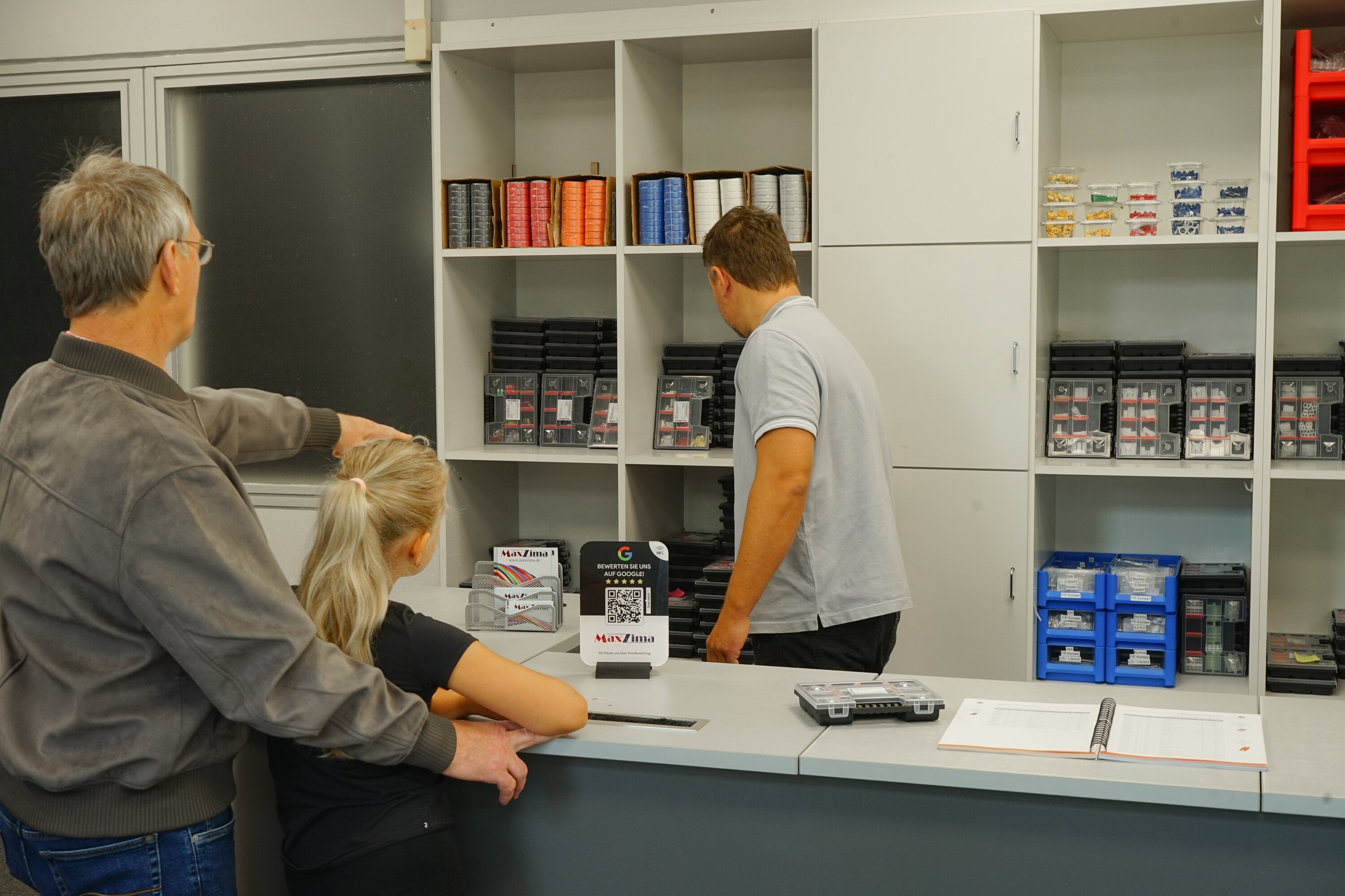 MaxZima Ladengeschäft in Kiel – Regale mit Fahrzeugleitungen, Kabelverbindern und Zubehör